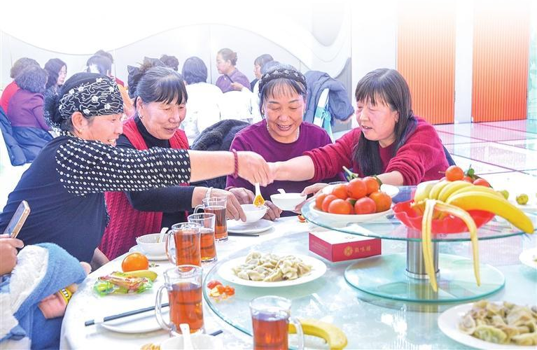 居民一起吃餃子、話家常